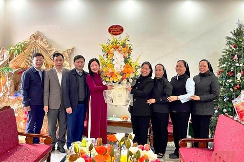 Trưởng Ban Dân vận Tỉnh ủy, Chủ tịch Ủy ban MTTQ tỉnh Phạm Thị Thanh Thủy thăm, chúc mừng Lễ Giáng sinh