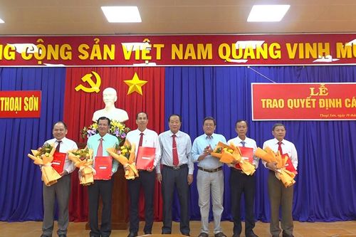 Ban Thường vụ Huyện ủy Thoại Sơn trao quyết định công tác cán bộ