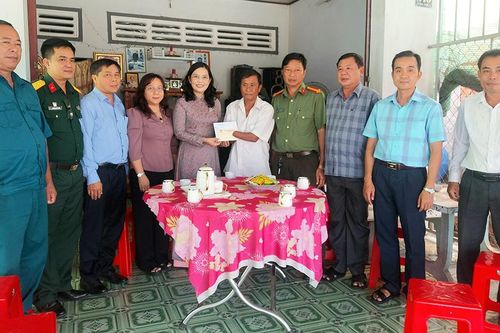 Lãnh đạo tỉnh thăm, tặng quà gia đình chính sách tại huyện Phú Tân