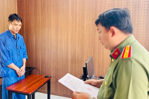 Khởi tố 2 đối tượng mua bán, tàng trữ trái phép vũ khí quân dụng