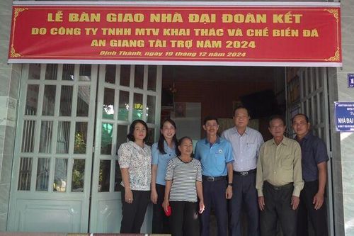 Thoại Sơn bàn giao 5 căn nhà Đại đoàn kết cho hộ nghèo