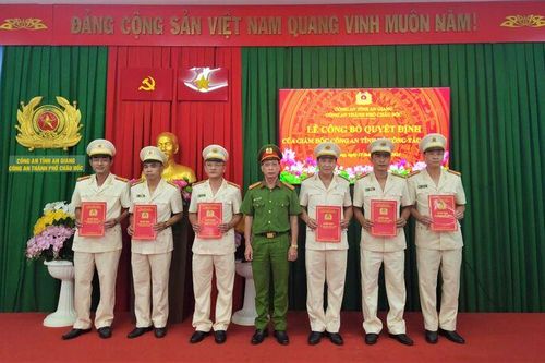 Công an TP. Châu Đốc trao quyết định cán bộ