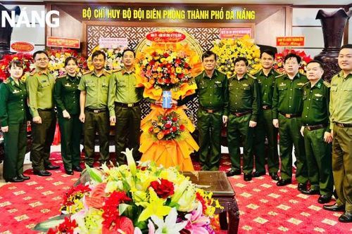 Lãnh đạo Công an thành phố tặng hoa chúc mừng Bộ đội Biên phòng thành phố