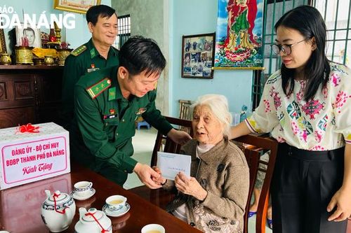 Tặng quà Bà mẹ Việt Nam anh hùng và thân nhân liệt sĩ