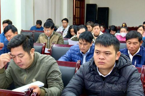 Cán bộ khuyến nông tập huấn quy trình kỹ thuật sản xuất lúa đông xuân
