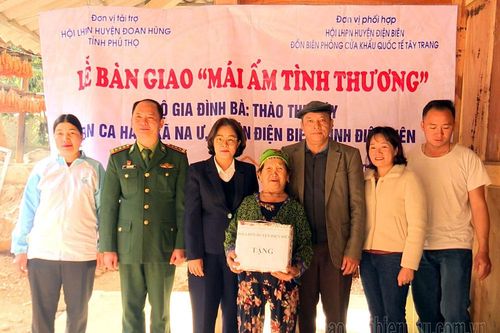 Trao tặng 'Mái ấm tình thương' cho bà Thào Thị Máy