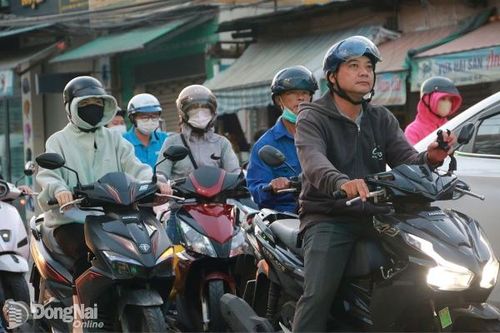 Đồng Nai xuống 21 độ C, người dân khoác áo ấm ra đường