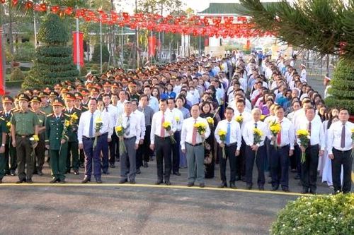 Dâng hương, viếng Nghĩa trang liệt sĩ tỉnh nhân kỷ niệm 80 năm Ngày thành lập Quân đội nhân dân Việt Nam