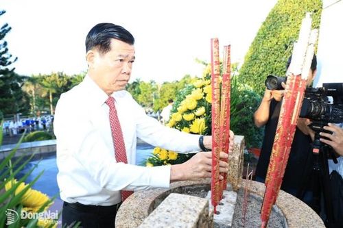 Lãnh đạo tỉnh, thành phố Biên Hòa và Quân khu 7 viếng Nghĩa trang liệt sĩ tỉnh