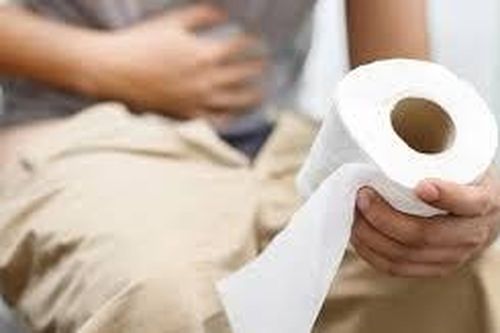 Cần làm gì khi gặp triệu chứng đi vệ sinh ra máu?