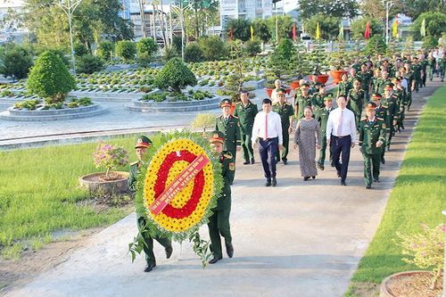 Đoàn lãnh đạo tỉnh viếng Nghĩa trang Liệt sĩ tỉnh
