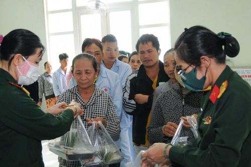 Bệnh viện Quân y 15 phát 300 suất cơm miễn phí