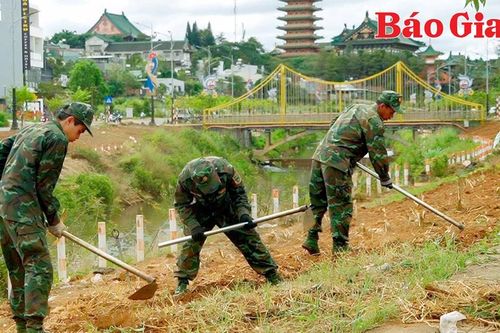 Quân và dân chung tay làm sạch môi trường suối Hội Phú