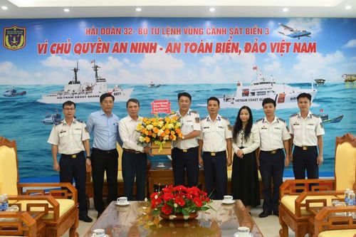 Đoàn công tác Ban Tuyên giáo Tỉnh ủy đến thăm, chúc mừng cán bộ, chiến sĩ Hải đoàn Cảnh sát biển 32