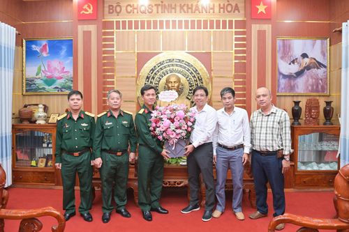 Báo Khánh Hòa thăm, chúc mừng các đơn vị quân đội