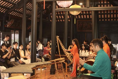 Liên đoàn các tổ chức Văn hóa và Nghệ thuật Ulsan thăm danh thắng Hòn Chồng