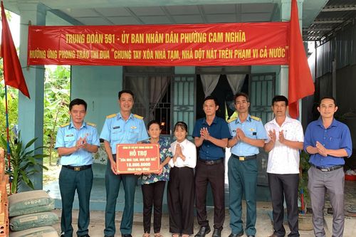 Trung đoàn 591, Sư đoàn Phòng không 377 bàn giao công trình sửa chữa 'nhà tạm, nhà dột nát' tại phường Cam Nghĩa
