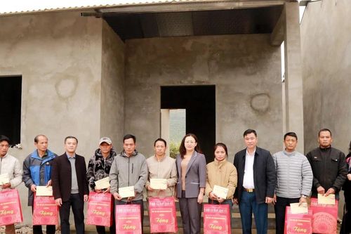 Phó Chủ tịch UBND tỉnh Giàng Thị Dung thăm, tặng quà tại huyện Bát Xát