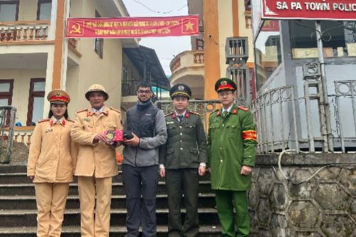 Công an thị xã Sa Pa tìm và trao trả tài sản du khách bỏ quên trên xe taxi