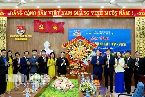 Đồng chí Phó Bí thư Thường trực Tỉnh ủy chúc mừng Trung tâm Thanh, thiếu nhi tỉnh