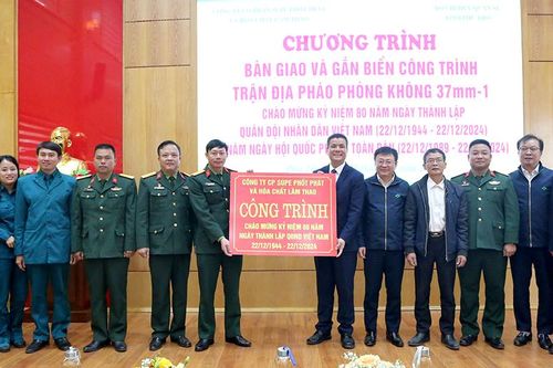 Bàn giao và gắn biển công trình 'Trận địa pháo Phòng không 37mm-1'