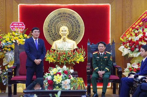 Bí thư Tỉnh ủy Bùi Minh Châu chúc mừng Bộ CHQS tỉnh nhân dịp Kỷ niệm 80 năm Ngày thành lập Quân đội Nhân dân Việt Nam