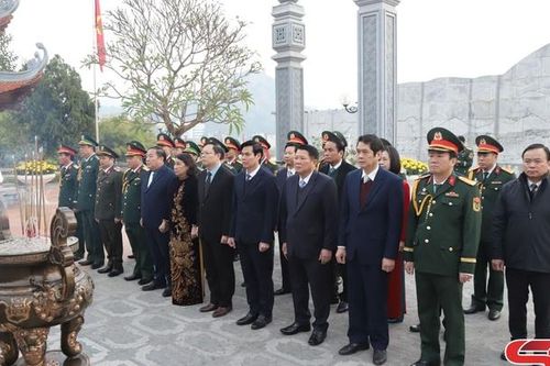 Lễ dâng hương Chủ tịch Hồ Chí Minh và viếng Nghĩa trang liệt sĩ Nhà tù Sơn La nhân kỷ niệm 80 năm Ngày thành lập Quân đội nhân dân Việt Nam