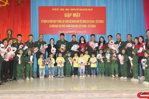 Chương trình 'Cháu yêu chú bộ đội' tại Ban Chỉ huy Quân sự huyện Vân Hồ