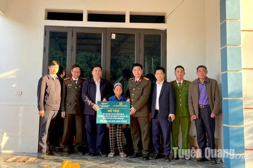BIDV Tuyên Quang phối hợp với Công an tỉnh trao tiền hỗ trợ xây dựng 2 căn nhà tại Chiêm Hóa