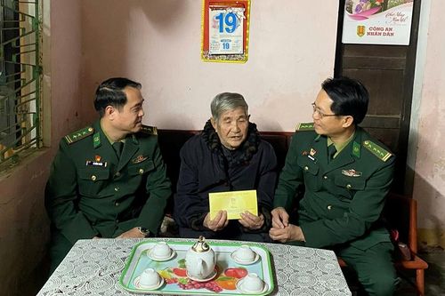 Tặng quà cho các Anh hùng lực lượng vũ trang