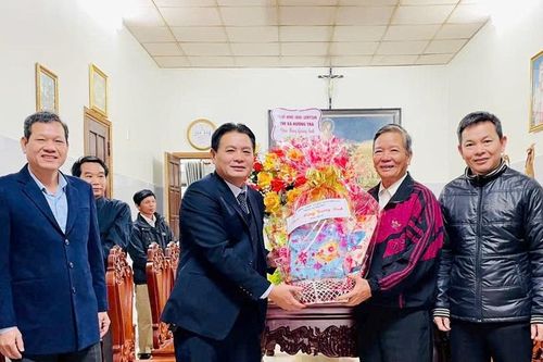 Bí thư Thị ủy Hương Trà thăm, chúc mừng Giáng sinh các cơ sở tôn giáo