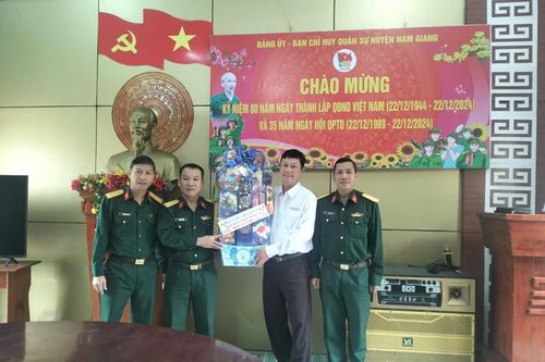 Công ty Thủy điện Sông Bung thăm và tặng quà nhân kỷ niệm 80 năm Ngày thành lập Quân đội nhân dân Việt Nam