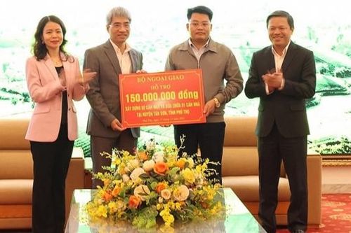 Bộ Ngoại giao trao tặng tỉnh Phú Thọ 150 triệu đồng góp phần hỗ trợ xóa nhà tạm cho hộ nghèo