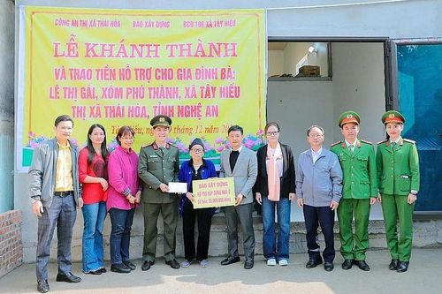 Nghệ An: Báo Xây dựng trao quà cho hộ nghèo, học sinh có hoàn cảnh khó khăn tại thị xã Thái Hòa
