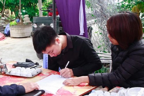 Người con trai nén đau thương thực hiện di nguyện hiến giác mạc của cha