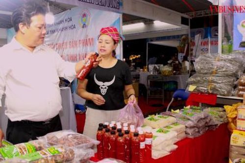 Tăng giá trị cho nguyên liệu bản địa: 'Trông người, ngẫm ta'