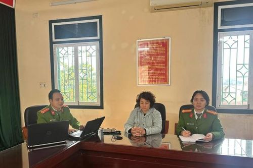 Bí mật bên trong 5 túi chè do người phụ nữ vận chuyển