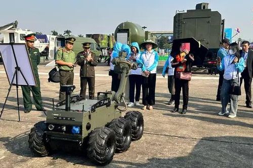 Cận cảnh robot trinh sát phóng xạ thế hệ đầu tiên