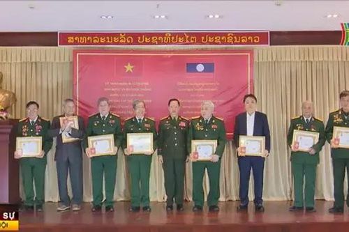 Trao tặng huân, huy chương cho cựu Quân tình nguyện Việt Nam