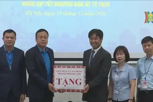 Chủ tịch LĐLĐ tặng quà công nhân khu công nghiệp
