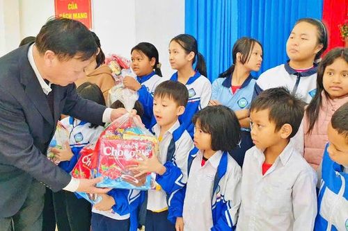 Hội Khuyến học Lâm Đồng tặng 600 phần quà nhân dịp Noel, Tết Dương lịch cho học sinh khuyết tật, khó khăn