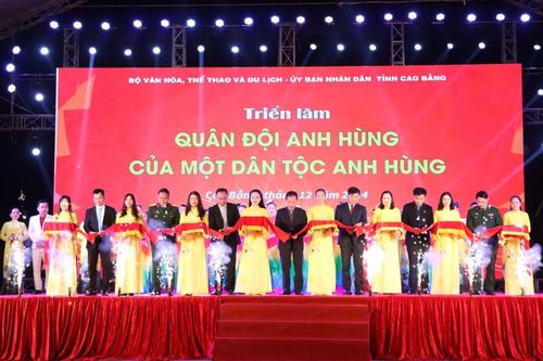 Khai mạc Triễn lãm 'Quân đội anh hùng của một dân tộc anh hùng'