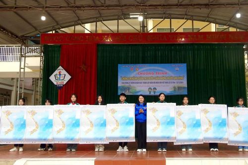Chương trình 'Chúng em hành quân theo bước chân những người anh hùng'