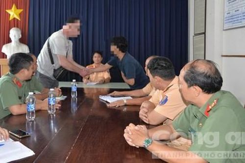 TPHCM: Đối tượng tạt đầu xe máy khiến đôi nam nữ té ngã là người nước ngoài