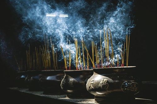 Vì sao người xưa nói không nên thắp hương buổi tối?