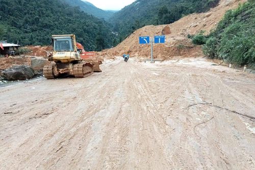 Thông 1 làn xe đường đèo Khánh Lê nối Nha Trang - Đà Lạt sau 4 ngày sạt lở