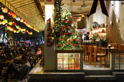 Hàng quán cấp tập chuẩn bị, sẵn sàng mở cửa xuyên đêm Noel