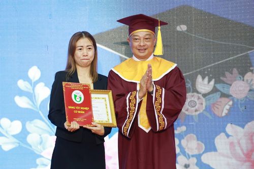 Vợ HLV Dương Minh Ninh rưng rưng nước mắt thay chồng quá cố nhận bằng đại học