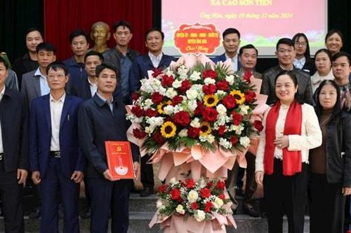Huyện ủy Ứng Hòa trao quyết định thành lập 5 Đảng bộ các xã sau sáp nhập địa giới hành chính