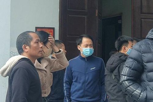Người thân mong ngóng 'từng giây' để nhận diện các nạn nhân trong vụ cháy ở Phạm Văn Đồng